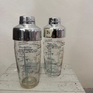 Lote siguiente: Set de 2 Cocteleras de Vidrio con Recetas