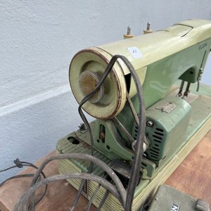Máquina de Coser Elgin Antigua con Pedal y Motor - imagen 5