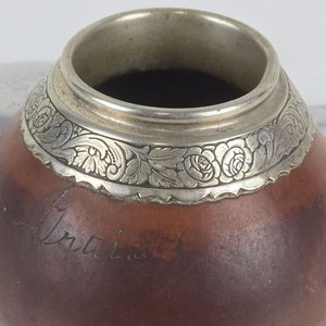 Mate Criollo Artesanal con Virola de Metal Blanco Cincelado - imagen 3