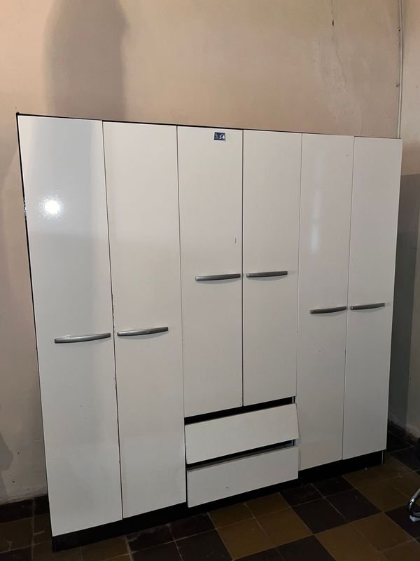 Lote siguiente: ROPERO COMPENSADO 4 PUERTA 2 CAJONES COLOR BLANCO Y TABACO