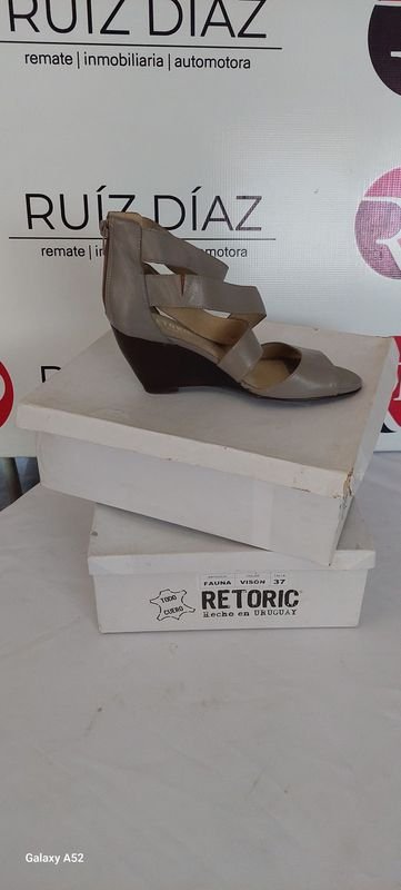 Lote siguiente: Zapatos de tacón alto de cuero