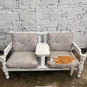 Lote siguiente: Sillón de patio doble con almohadones y mesa central