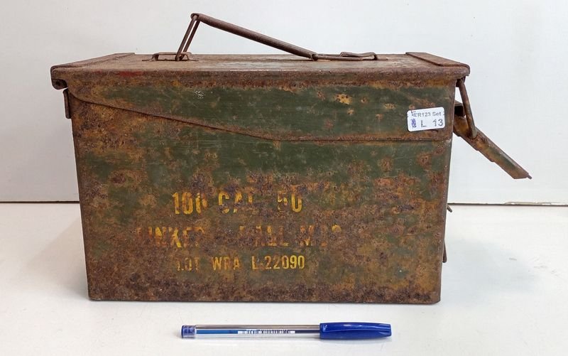 Caja Metálica para Municiones con Manija, Oxidada