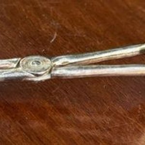 Pinza de Servir Antigua en Alpaca con Diseño Floral Grabado - imagen 2
