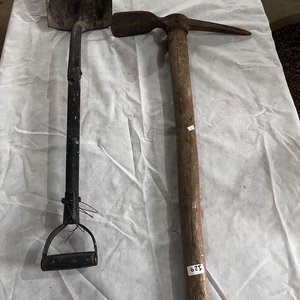 Pico y Pala Ancha de Metal con Mango de Madera - imagen 2