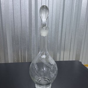 Decantador de Cristal Transparente con Grabados Florales y Tapón - imagen 3