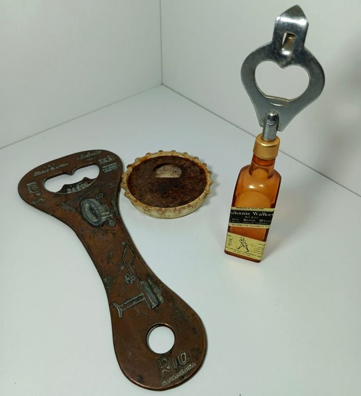 Lote siguiente: Destapadores y accesorios para Johnnie Walker Black y cerveza norteña