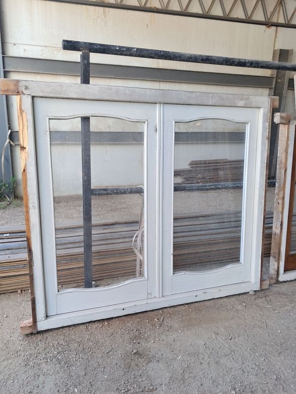 Ventana de madera con marco de pino