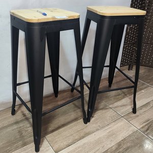 Set de 2 Bancos Altos Tipo Bar Tolix con Asiento de Madera - imagen 4