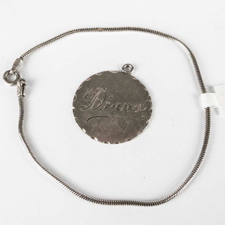 Lote siguiente: Pulsera y dije de plata con grabado 'Diana'