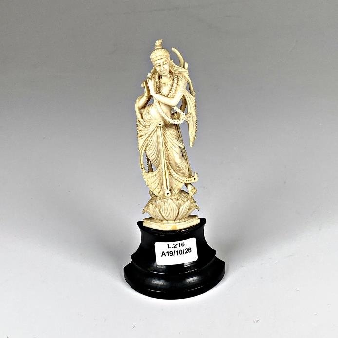 Figura de Marfil Estilo Odalisca con Base Negra
