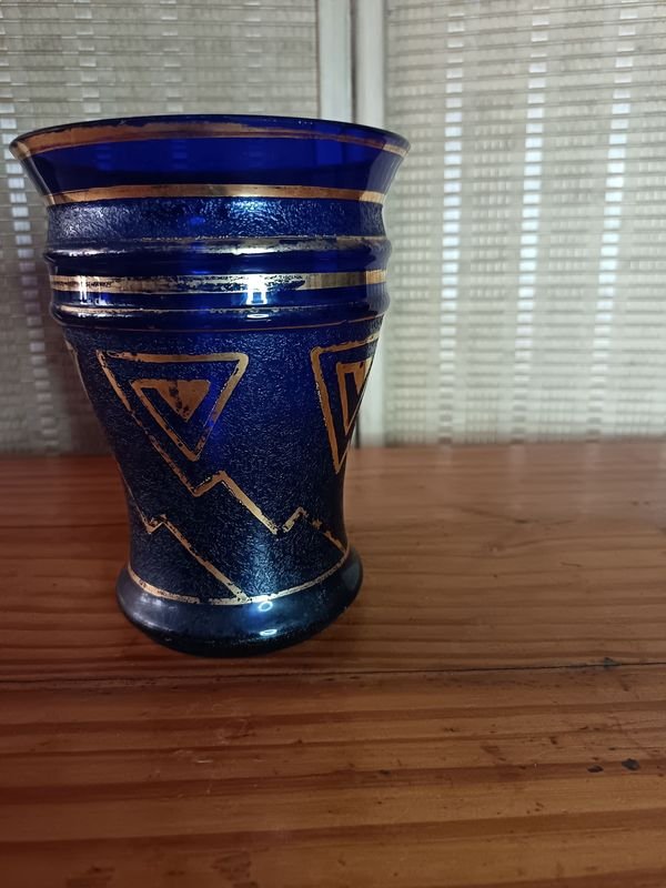 Jarrón de cristal azul cobalto con detalles dorados - imagen 2