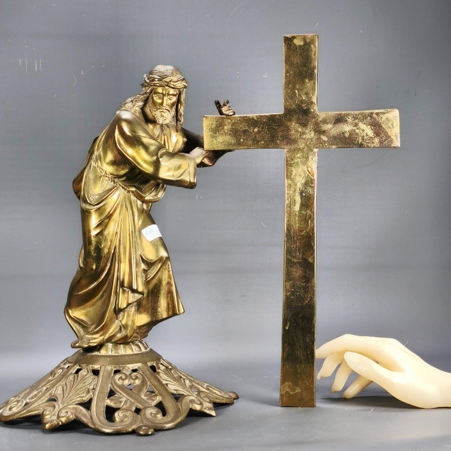 Estatua de bronce de Jesús cargando la cruz - imagen 7