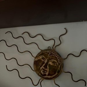 Lote siguiente: Sol Decorativo de Chapa y Cerámica