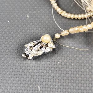 Dos collares: Perlas barrocas y marfil africano tallado, ambos averiados - imagen 6