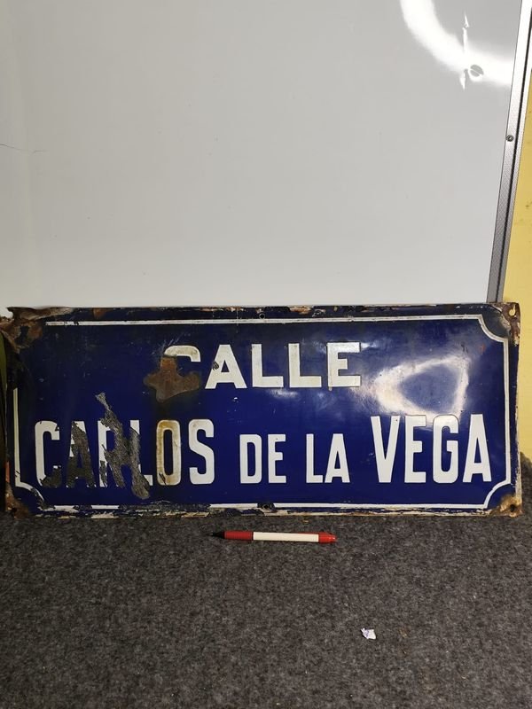 Chapa Esmaltada "Carlos de la Vega" Bombe Antigua