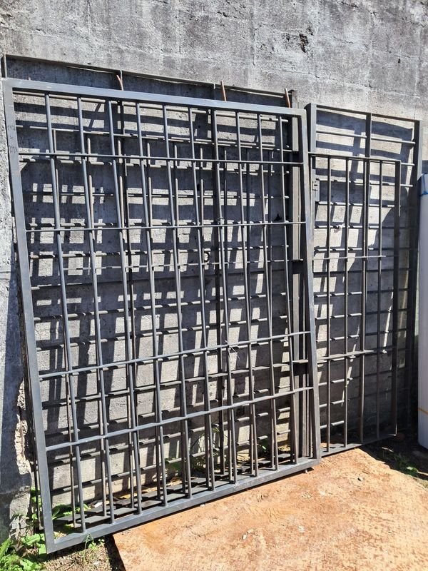 Lote siguiente: Cerramiento perimetral en hierro gris