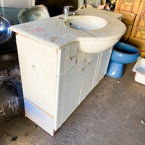 Mueble de Baño Blanco con Mesada de Mármol y Dos Cajones - imagen 3