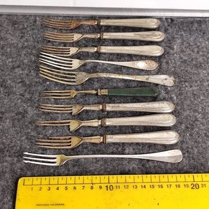 Lote de 7 Tenedores Antiguos con Detalles Ornamentales - imagen 1