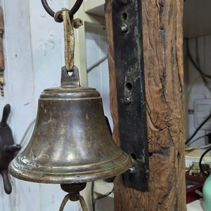 Campana Antigua de Bronce con Soporte Rústico de Madera y Hierro - imagen 3