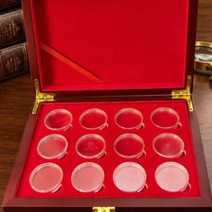 Elegante Estuche Chino para 12 Monedas Conmemorativas - Terciopelo Rojo y Herrajes Dorados - imagen 3