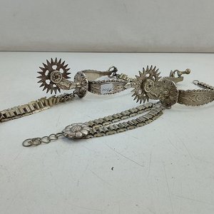 Par de Espuelas Criollas Repujadas con Motivos Florales y Eslabones - imagen 5