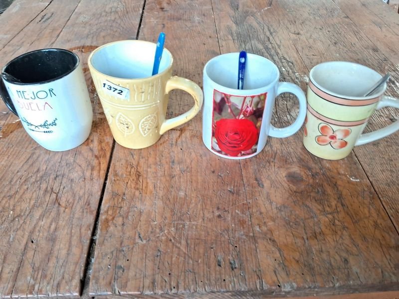 Lote siguiente: Lote de tazas y cucharas con diseños variados