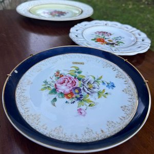 3 platos decorativos con motivos florales de origen ingles en diferentes tamaños y diseños - imagen 2