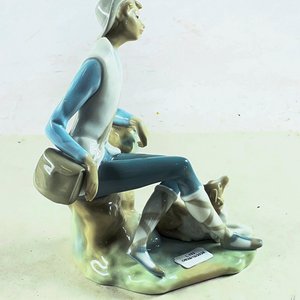 Figura Lladro de Porcelana: Niño Sentado con Perro, 20 cm - imagen 3