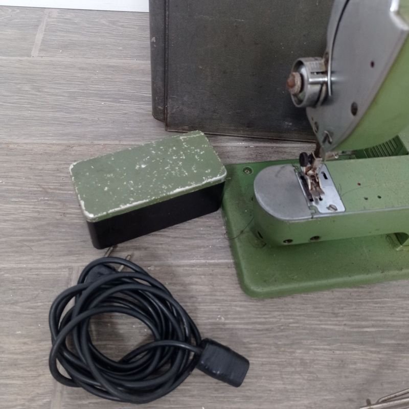 Maquina de coser Elna con estuche y mesa - imagen 2