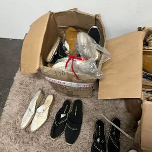 Lote de más de 60 pares de alpargatas con suela de yute, pantuflas y calzado variado - imagen 8