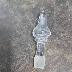 Decantador de Vidrio Transparente con Asa y Tapón Decorado - imagen 3