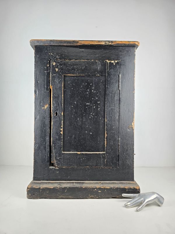Mueble Antiguo de Pino Blanco Pintado Negro - imagen 1
