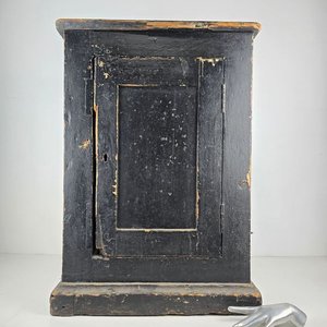 Lote siguiente: Mueble Antiguo de Pino Blanco Pintado Negro