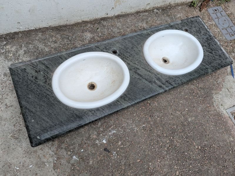 Mesada de baño en granito con doble pileta - imagen 3