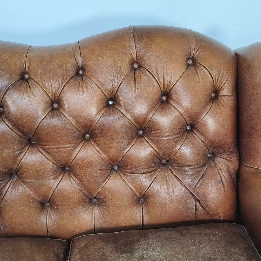 Sillón de cuero capitoneado con respaldo capitoneado y almohadones - imagen 8