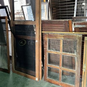 Lote siguiente: Lote de Marcos de Ventanas y Postigones de Madera