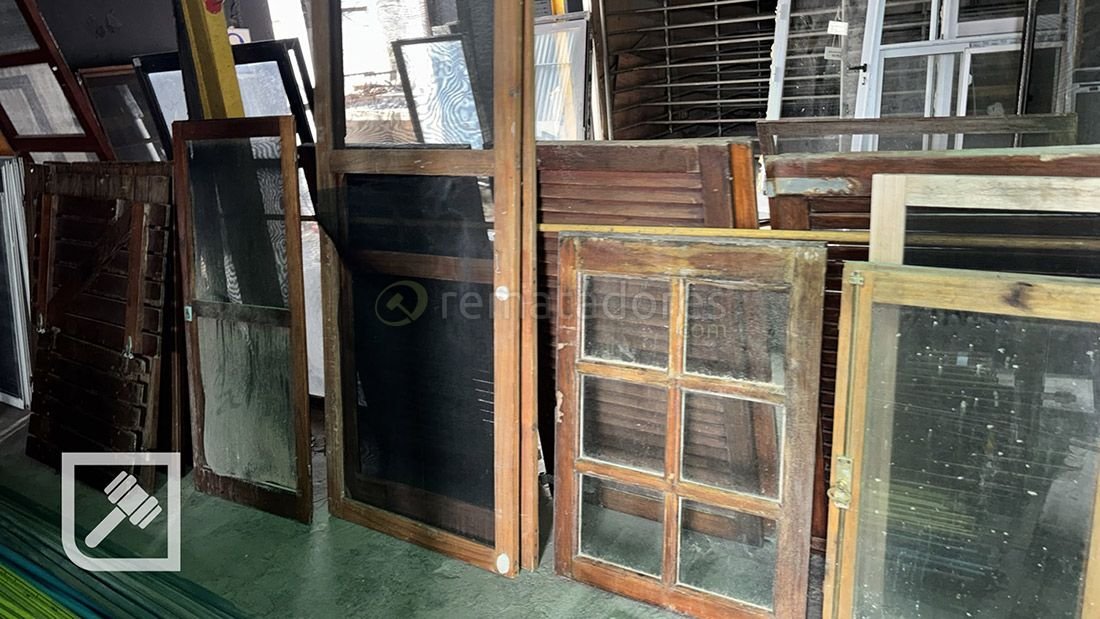 Lote de Marcos de Ventanas y Postigones de Madera