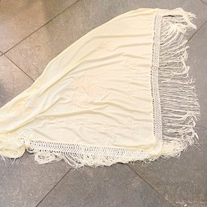 Mantilla de seda bordada con flecos - imagen 6