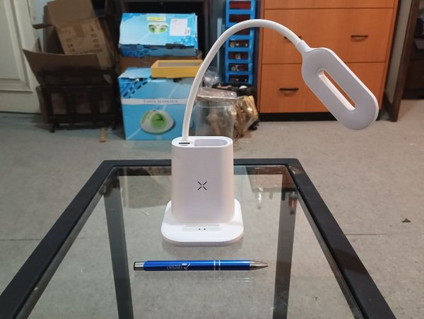 Lámpara de mesa con cargador inalámbrico nuevo y eficiente - imagen 3