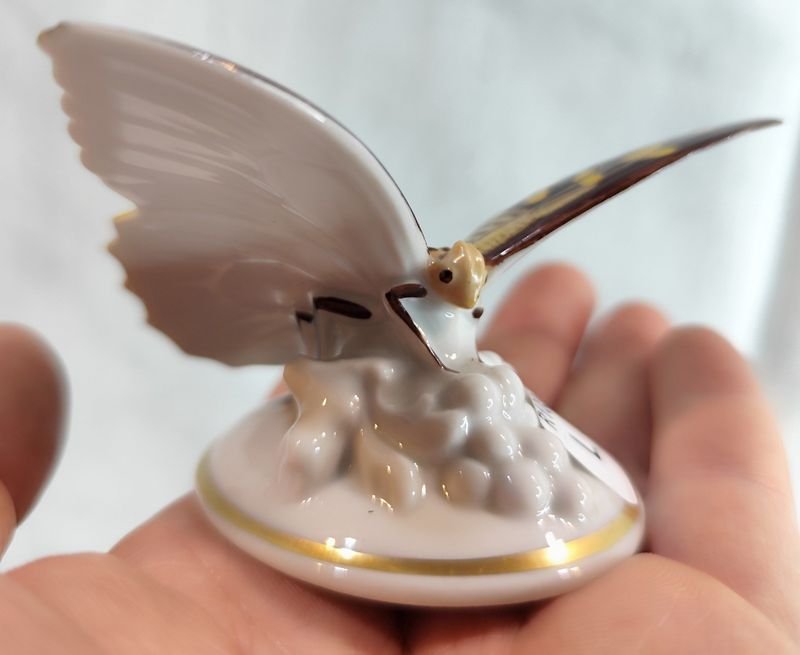 Pequeña mariposa en porcelana alemana pintada a mano - Figurita de mariposa alemana - imagen 6