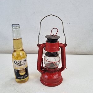 Lote siguiente: Antiguo Farol a Queroseno Vintage de Chapa Roja con Vidrio y Asa