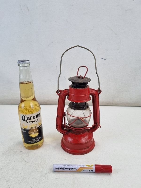 Antiguo Farol a Queroseno Vintage de Chapa Roja con Vidrio y Asa
