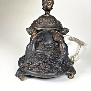 Lámpara de Bronce con Figuras de Damas Aladas y Pantalla Estilo Tiffany - imagen 4