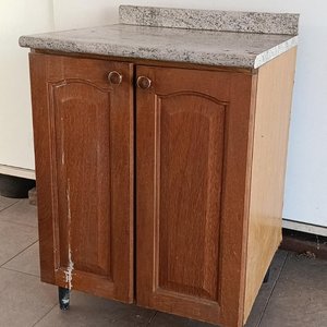 Lote anterior: Mueble de Madera con Tapa Imitación Mármol y Dos Puertas