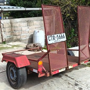 Tráiler Remolque de Un Eje con Rampa de un solo eje de estructura robusta fabricado en acero, ideal para el traslado de vehículos ligeros, maquinaria pequeña, motocicletas o cuatriciclos. Cuenta con una plataforma de carga de chapa antideslizante y rampas traseras abatibles - Con Documentación - imagen 4