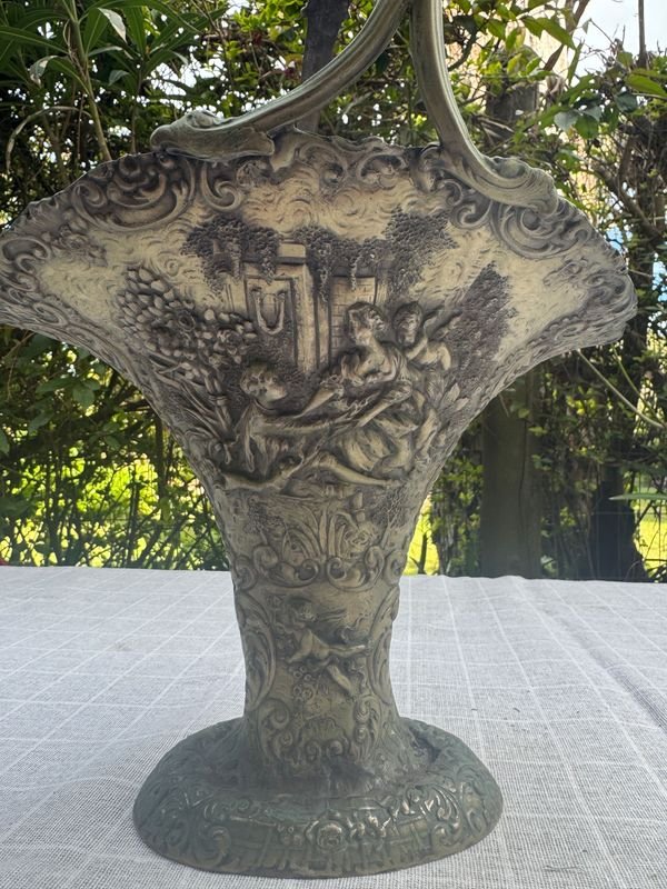 Cesto o Florero de Metal Repujado con Asa y Cúpula de Malla - imagen 5