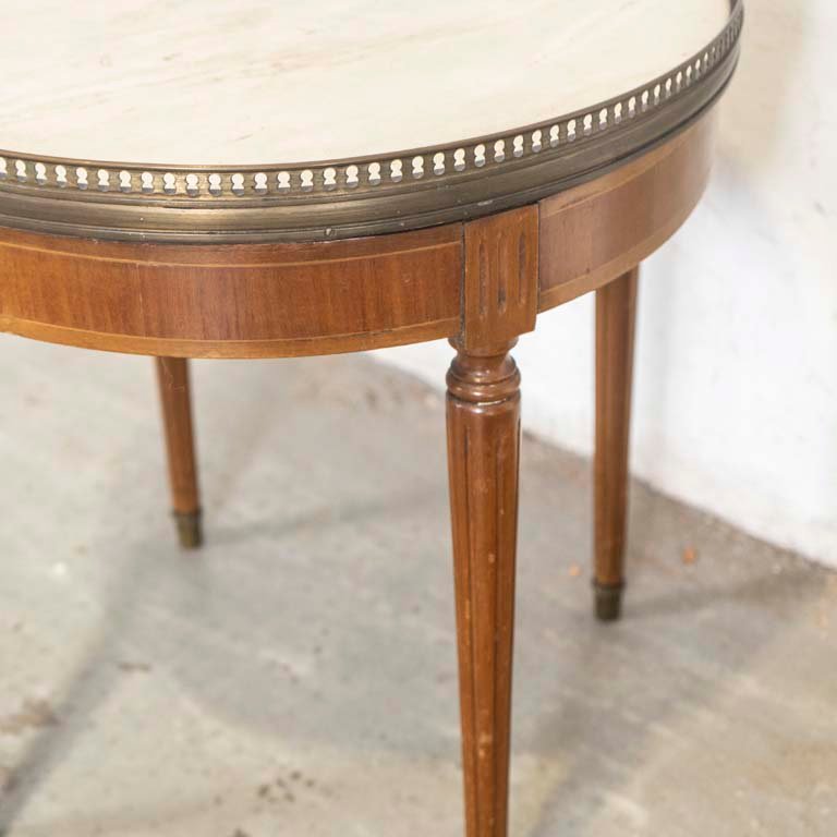 Mesita de sala inglesa con tapa de mármol circular y barandilla de bronce - imagen 3