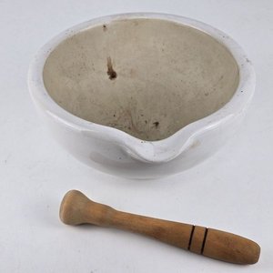 Mortero Antiguo de Porcelana Blanca con Mazo de Madera - imagen 4