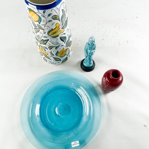 Conjunto de Cerámica y Vidrio: Florero Decorado, Figura y Dos Jarrones - imagen 2